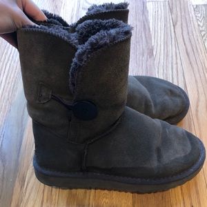 UGG Boots - Bailey Button. Dark brown